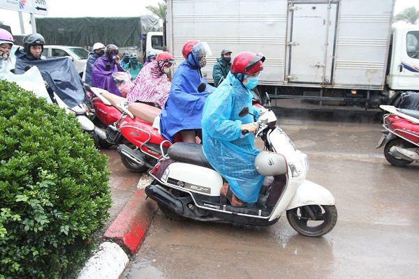 Hà Nội ùn tắc trong giá rét kỷ lục 9 độ kèm mưa, người dân chôn chân tại chỗ Hà Nội ùn tắc trong giá rét kỷ lục 9 độ kèm mưa, người dân chôn chân tại chỗ